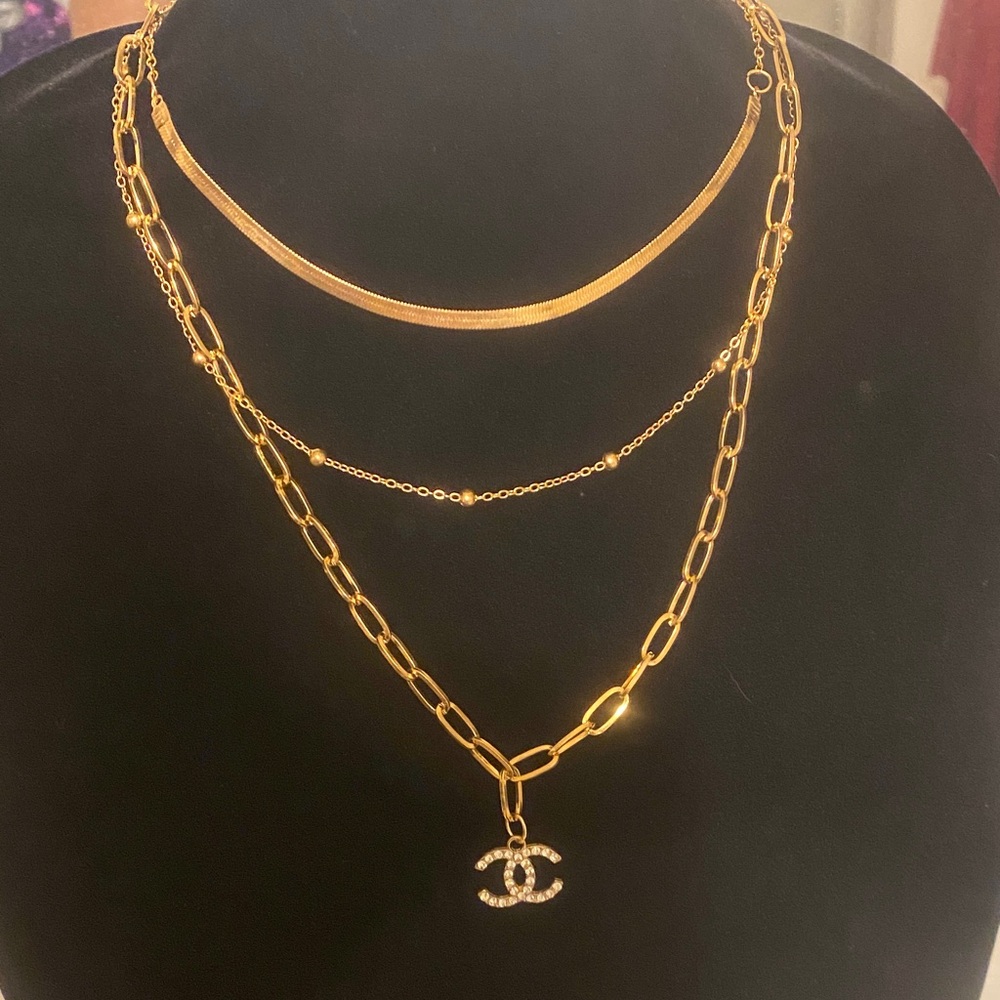 Chic Gold Layered Necklace with Iconic Pendant